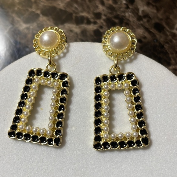 Cider Chain Pearl Earrings - Picture 11 of 16